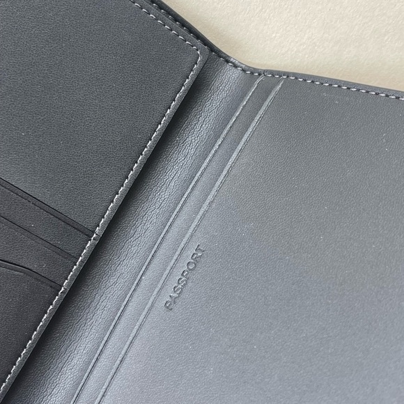 (New+Tag) Coach passport wallet case ‘rare’ limited edition (unisex) - Picture 8 of 12